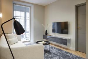 Televízia a/alebo spoločenská miestnosť v ubytovaní Azoka Suite by FeelFree Rentals