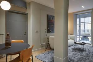 Televízia a/alebo spoločenská miestnosť v ubytovaní Azoka Suite by FeelFree Rentals