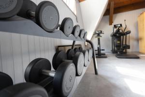 eine Reihe von Hanteln an einer Wand in einem Fitnessstudio in der Unterkunft Hotel Gollner in Graz