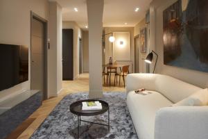Televízia a/alebo spoločenská miestnosť v ubytovaní Azoka Suite by FeelFree Rentals