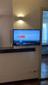a flat screen tv sitting on top of a wall at Cà Vittoria in Desenzano del Garda