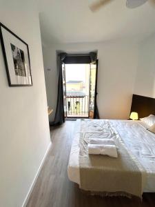 1 dormitorio con cama y ventana grande en Casa de huéspedes Mi lla, en Madrid