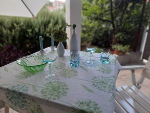 un tavolo con bicchieri e una bottiglia di vino sopra di Apartment Tanja a Supetar (San Pietro di Brazza)