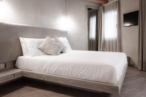 A bed or beds in a room at Locanda MaMaGiò