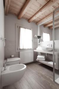 A bathroom at Locanda MaMaGiò