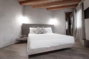 A bed or beds in a room at Locanda MaMaGiò