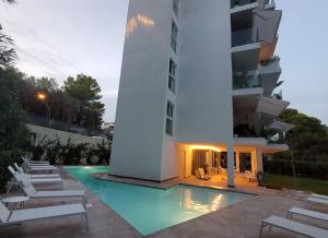 un hotel con piscina al lado de un edificio en Brand New CalaDoy at 150 meters from Canyamel Beach, Pool & Garden, Solarium, en Canyamel