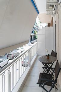 uma varanda com uma mesa e vista para uma rua em MEDLUXE COMFORT APARTMENT em Atenas