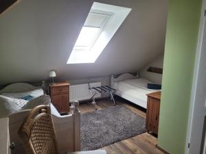 1 dormitorio en el ático con 1 cama y tragaluz en Seminar und Landhaus Schönbeck en Schönbeck