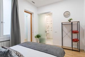 Łóżko lub łóżka w pokoju w obiekcie vip PUERTA DEL SOL, by MONARO*****