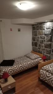 Postel nebo postele na pokoji v ubytování Trilj Apartman Jurika