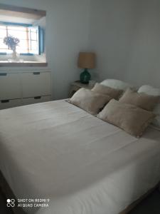 Postel nebo postele na pokoji v ubytování LA COQUETA DE VEJER by casistasconencantoes