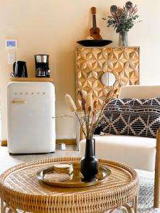 ein Wohnzimmer mit einem Couchtisch und einer Couch in der Unterkunft Salthouse Portugal - Exclusive East Apartment in Aljezur