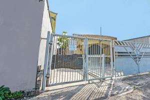 een hek op een gebouw met een hek bij OYO 3285 Wonoayu Residence Syariah in Sidoarjo