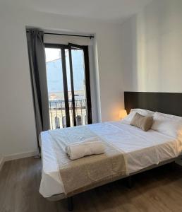 1 dormitorio con 1 cama grande y ventana grande en Casa de huéspedes Mi lla, en Madrid