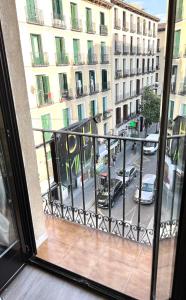 una ventana con vistas a una calle de la ciudad en Casa de huéspedes Mi lla, en Madrid