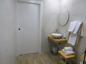 A bathroom at Apartamento Casa Roda Még 4 kép