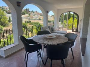 een terras met een tafel en stoelen op een balkon bij Casa Biamar in Calpe