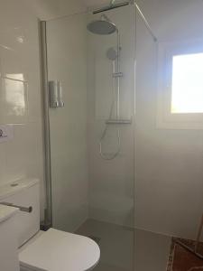 een badkamer met een glazen douche met toilet bij Casa Biamar in Calpe +19 foto's