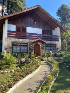 una casa con un sentiero di fronte di Casa encantadora na serra-Teresópolis a Teresópolis