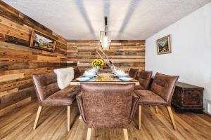 jadalnia ze stołem i krzesłami w obiekcie Casa Tschierva w Davos +43 zdjęcia
