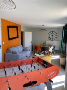 a living room with a ping pong table at LE GÎTE DES BLEUETS in Cany-Barville