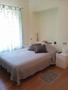 Un dormitorio con una cama grande y una ventana en Casa Stella, en Pietrasanta