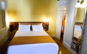 um quarto com uma cama grande e 2 almofadas em Casa Galricho em Murtosa