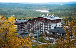 um grande edifício de hotel com uma placa em Scandic Rukahovi em Ruka