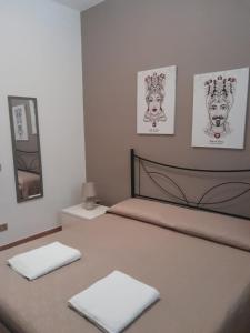 una camera con un letto con due cuscini sopra di Casa Vacanze Chiara a Terrasini