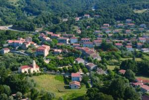 uma vista aérea de uma pequena cidade com casas e árvores em Casa santoni 20 em Grosseto-Prugna