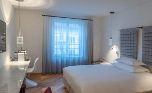 Postel nebo postele na pokoji v ubytování CASPAR Swiss Quality Hotel