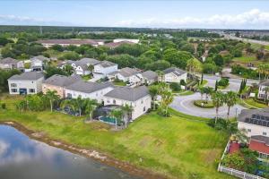 een luchtzicht op een groot huis met een straat bij LONG STAYS! Lakefront - Gated Pool Home in Orlando