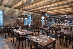 Ein Restaurant oder anderes Speiselokal in der Unterkunft CASPAR Swiss Quality Hotel 