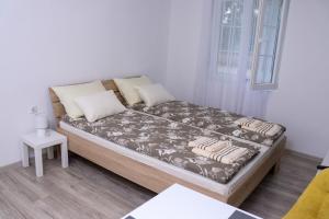 uma cama num pequeno quarto com em Zlatne perle em Vrdnik