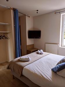 - une chambre avec un lit et 2 serviettes dans l'établissement La Verrerie, à Gaillac