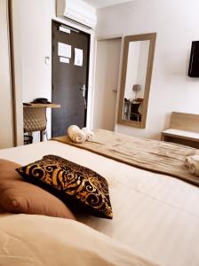 een hotelkamer met 2 bedden en een spiegel bij La Verrerie in Gaillac