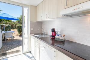 Kuchyňa alebo kuchynka v ubytovaní Duplex bord de mer tout confort avec terrasse et parking, plage à pied par Groom