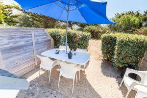 Vonkajšia záhrada v ubytovaní Duplex bord de mer tout confort avec terrasse et parking, plage à pied par Groom