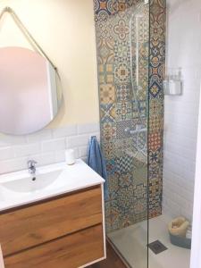 bagno con doccia, lavandino e specchio di EMILIO LUQUE APARTAMENTO a Cordoba