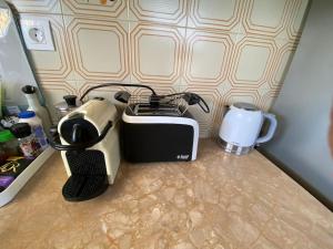 a white and black toaster sitting on a counter at Malatadas apartment in Lagópodhon