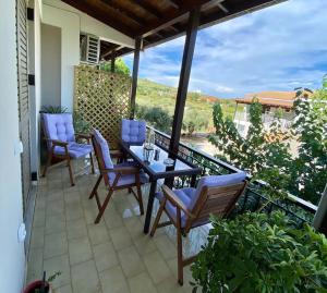 a patio with a table and chairs on a balcony at Malatadas apartment in Lagópodhon