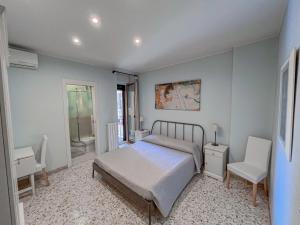 a bedroom with a bed and a desk and a chair at Aragona Luxury Apartment - Fronte Mare in Taranto