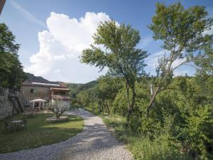a path leading up to a house with trees at Brisighella Green Wellness in Brisighella