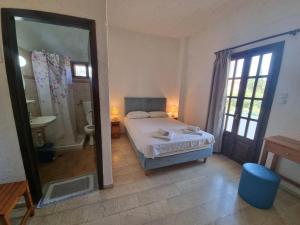 Postel nebo postele na pokoji v ubytování Arhodiko Hotel + 37 fotografií