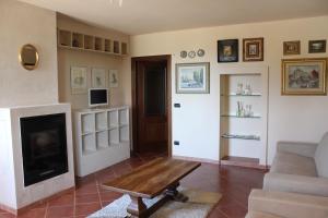 uma sala de estar com um sofá e uma lareira em Agriturismo Sarmore em Salmore