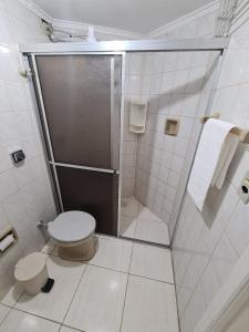 ペルイベにあるVillage Iのシャワーとトイレ付きのバスルーム