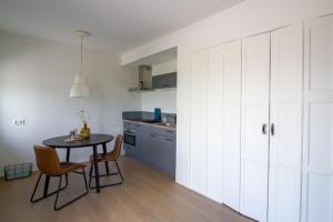 eine Küche mit einem Tisch und Stühlen im Zimmer in der Unterkunft Oppe Klincke in Franeker