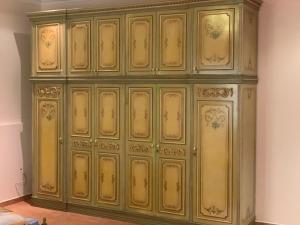 duża drewniana szafka w pokoju w obiekcie Villa Celaj “The Castle” w mieście Kruja