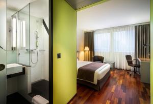 Postel nebo postele na pokoji v ubytování Holiday Inn Zürich Messe by IHG